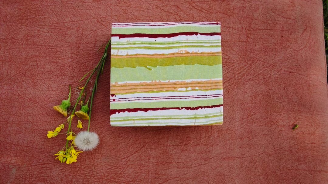 Hand Block Sticky Note Memo Storage Box with Note Paper Bundle – Notepad Holder & Organizer for Office, Home, and School - Image 7